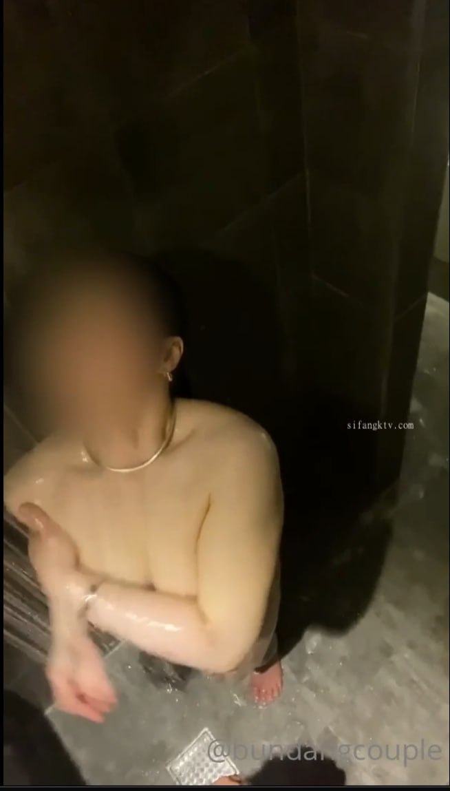 2猥琐男夜晚酒吧外捡尸位时尚气质的大美女,带到酒店高2人轮流玩弄啪啪,边肏边拍,从外表真看不出阴毛那么旺盛!